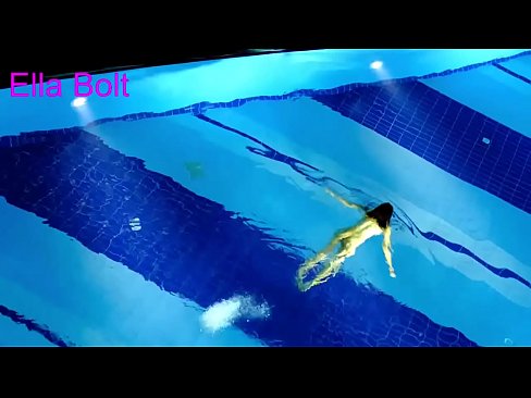 ❤️ म हेर्न रोक्न सक्दिन, जवान गोरा ELLA BOLT रिसोर्ट पूलमा नग्न पौडी खेल्दै समातियो हामीलाई % ne.verhentai.ru% ☑